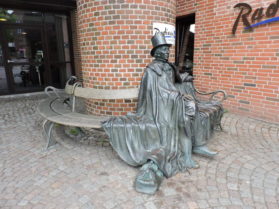 Hans Christian Andersen on Bench-欧登塞必去景点