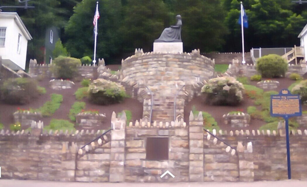 Whistler's Mother Statue景点图片