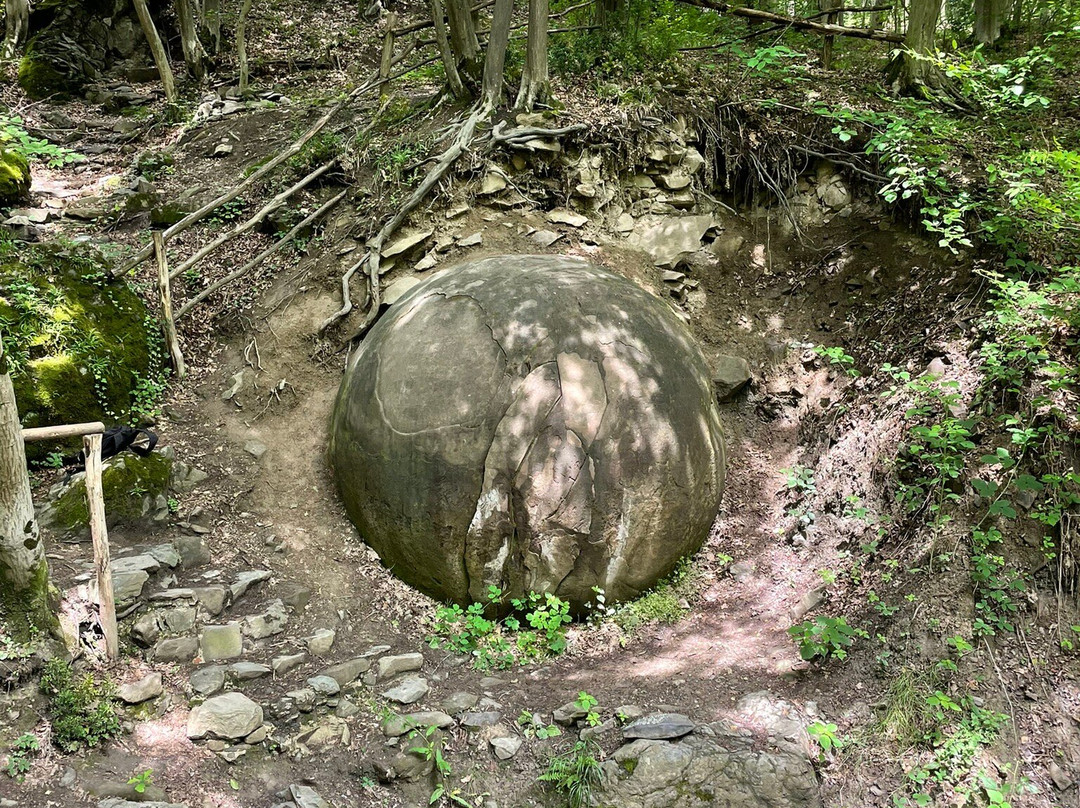Giant Stone Sphere-Zavidovici必去景点