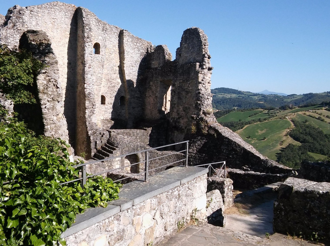 Canossa Castle景点图片