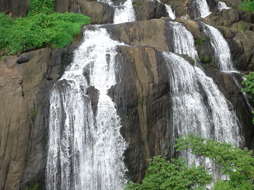 Ilanjippara Waterfall景点图片