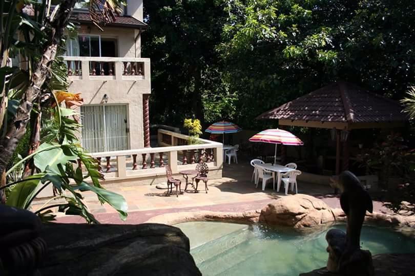 Villa Montrose B&B-泳池