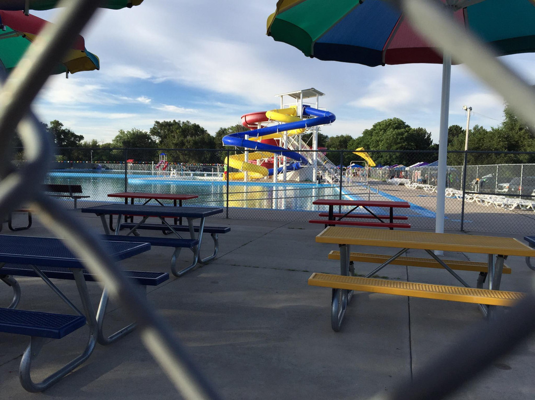 The Big Pool: World's Largest Hand Dug Swimming Pool-Garden City必去景点