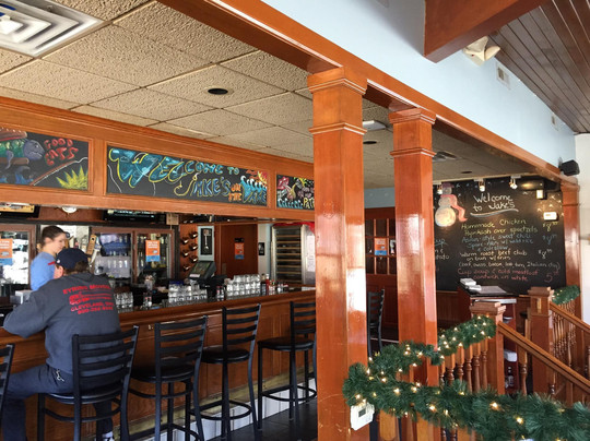 Avon Lake餐馆和美食-Jakes on the Lake