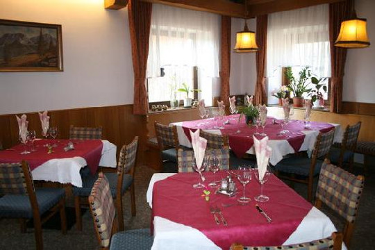 Valdaora di Sotto酒店住宿-Albergo Neunhaeusern