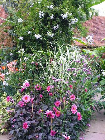 Great Dixter House & Gardens景点图片