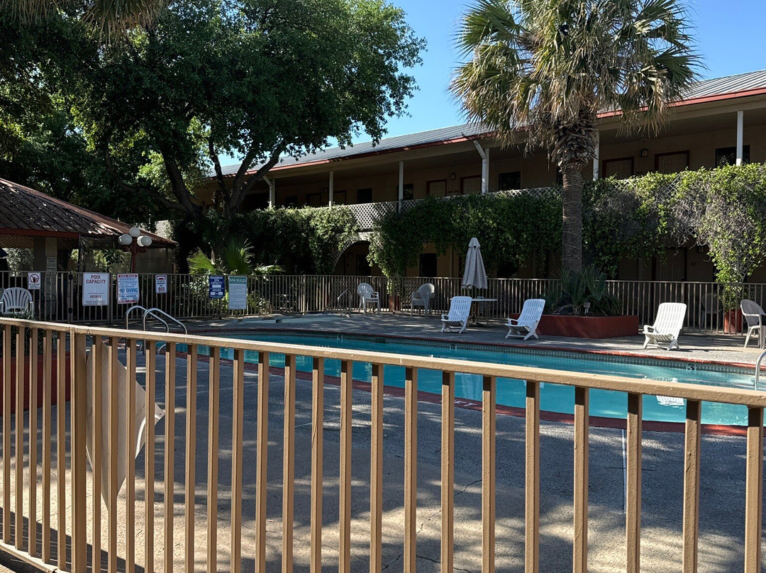 Family Garden Inn & Suites主图