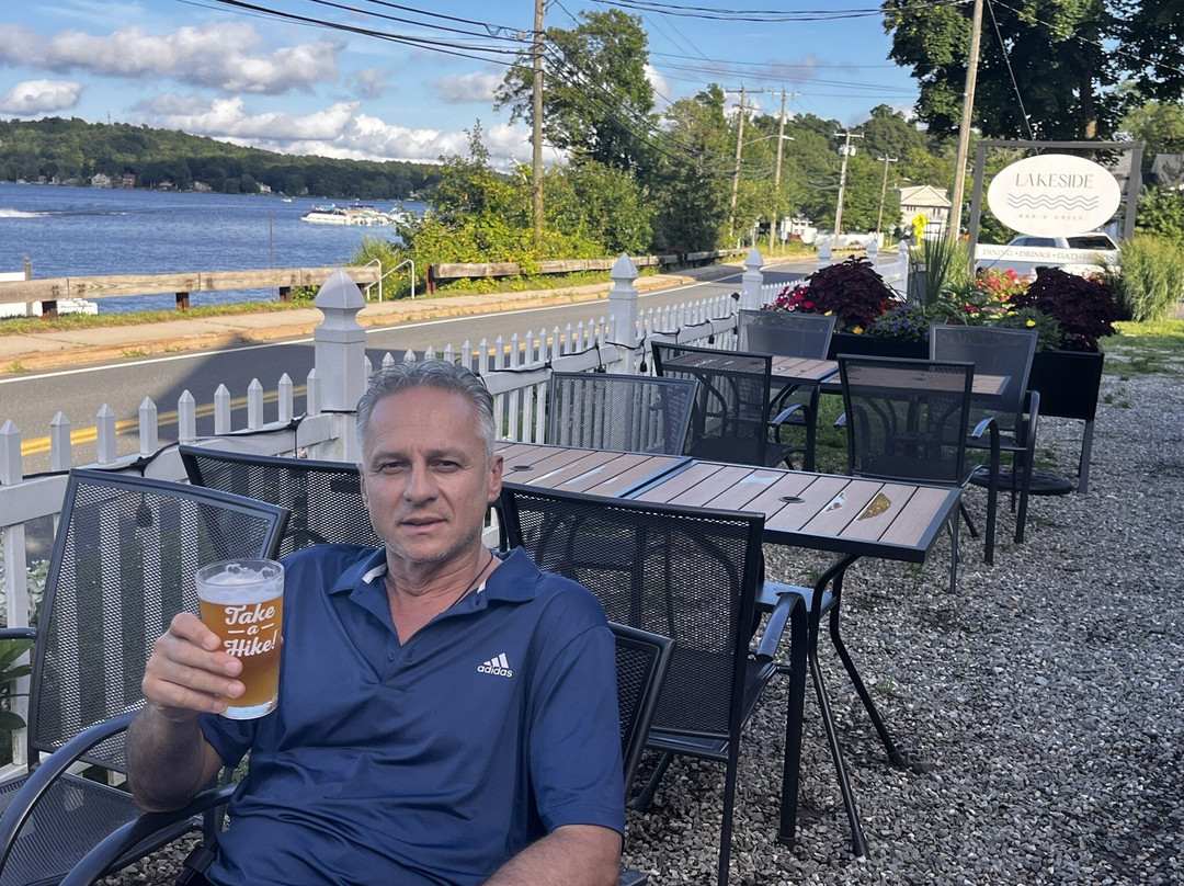 Lakeside Bar & Grill