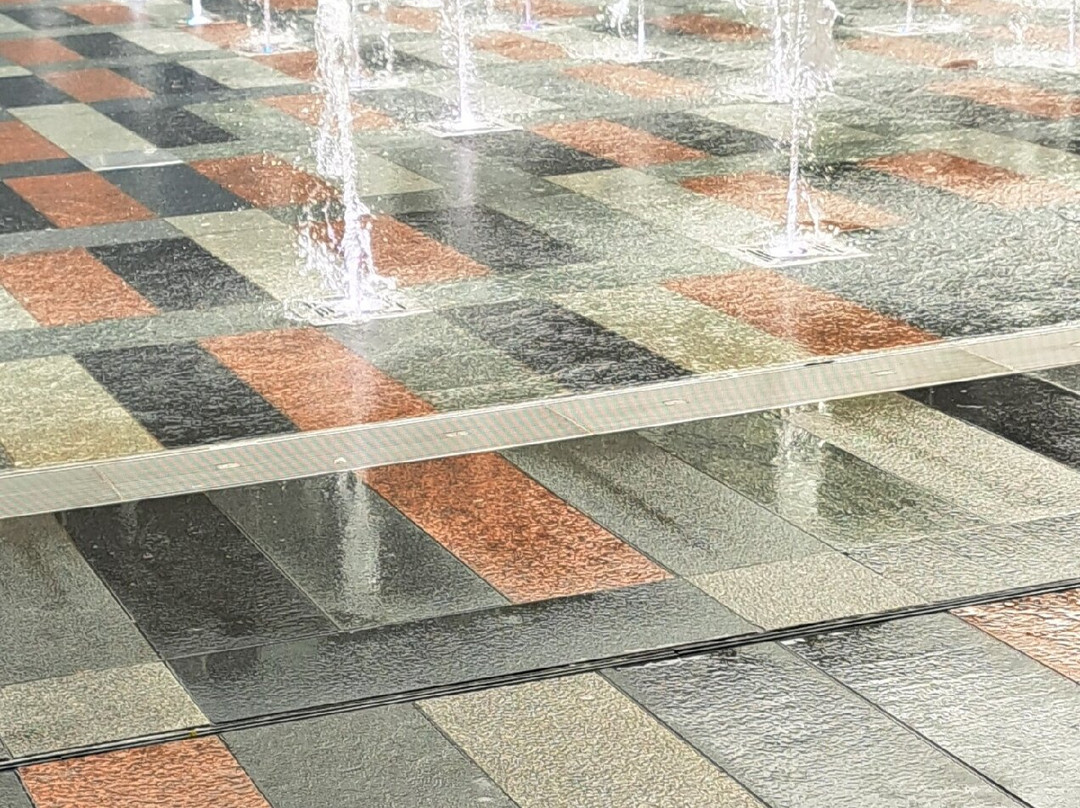 Queen's Square Fountain-克劳利必去景点