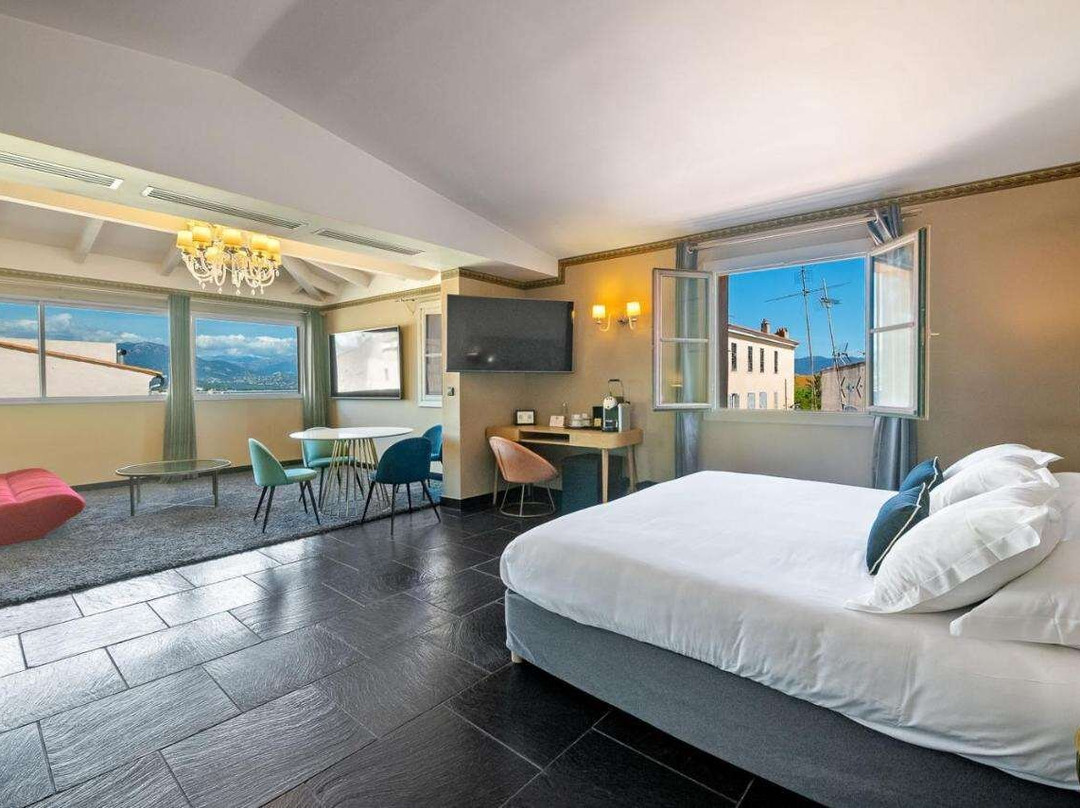 普拉祖尤多姆酒店