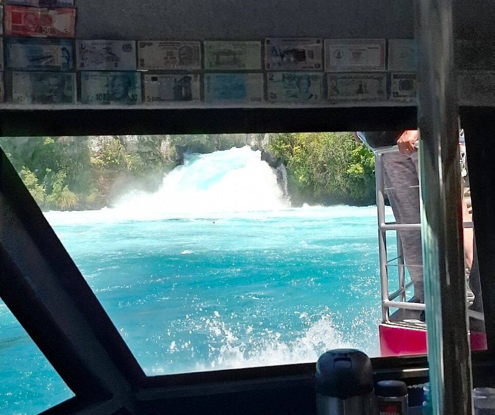 Huka Falls River Cruise景点图片