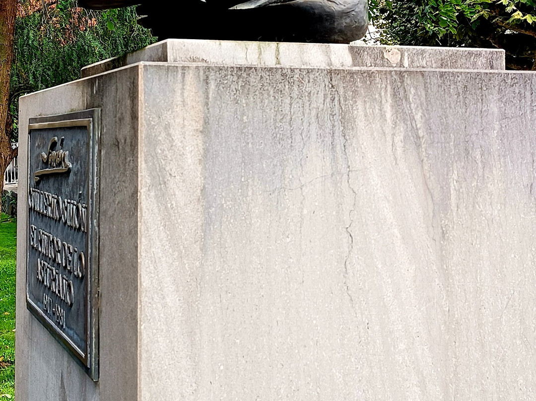 Escultura «el Pintor De Lo Asturiano»-比拉维西奥萨必去景点