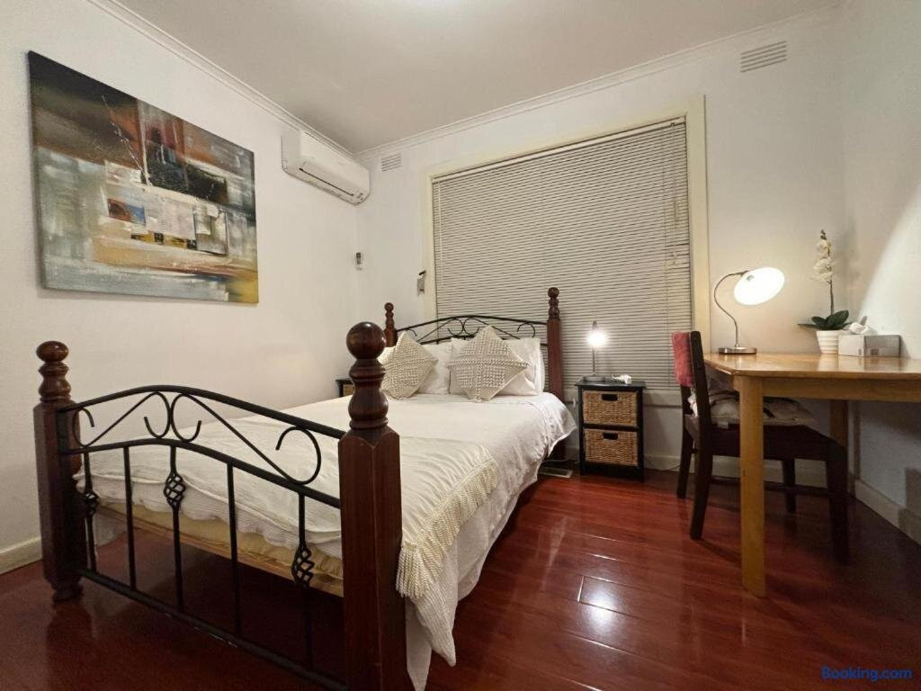Sunny House - Melbourne Airport Home