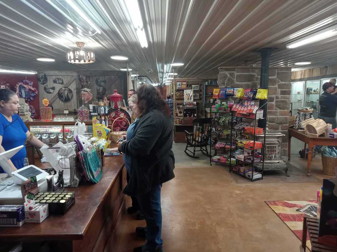 Country Cousins Antique Mall-Bourbon必去景点