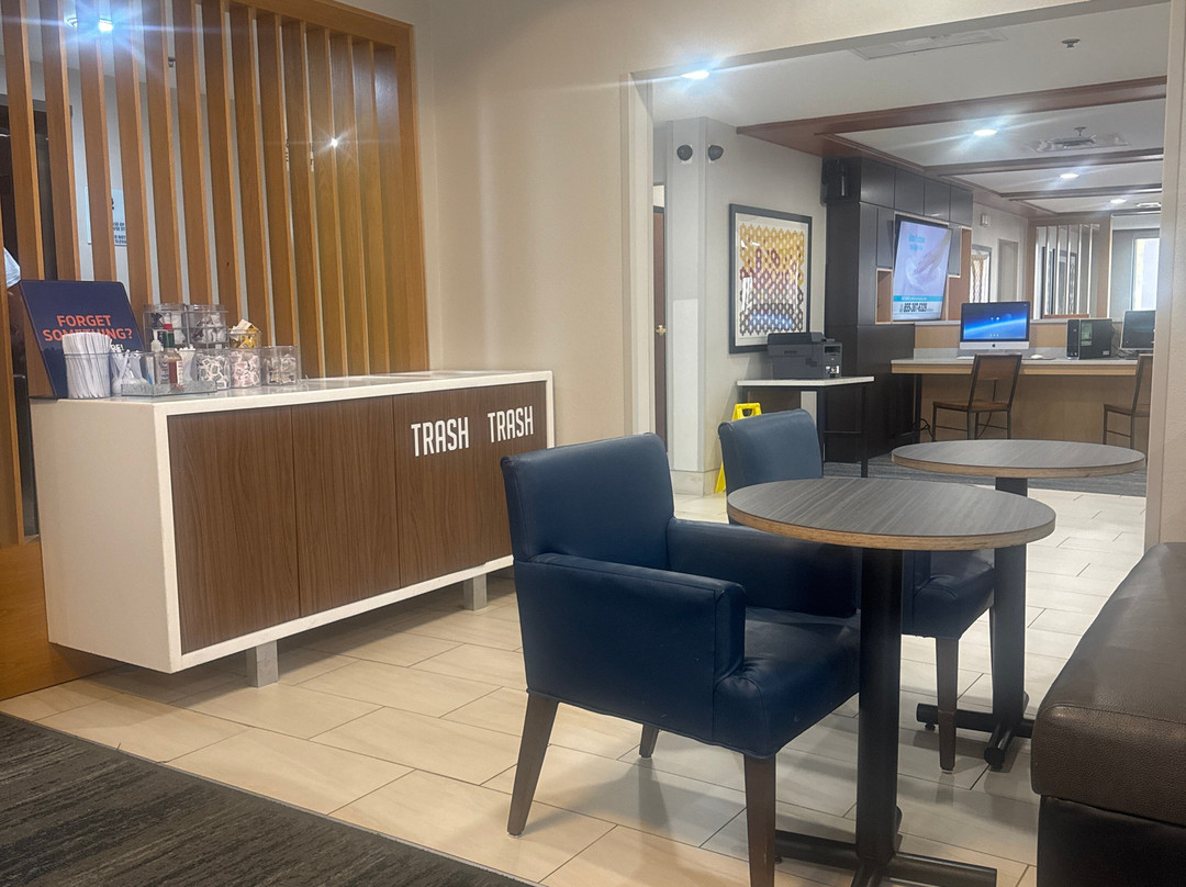 Holiday Inn Express & Suites Pensacola W I-10 By IHG主图