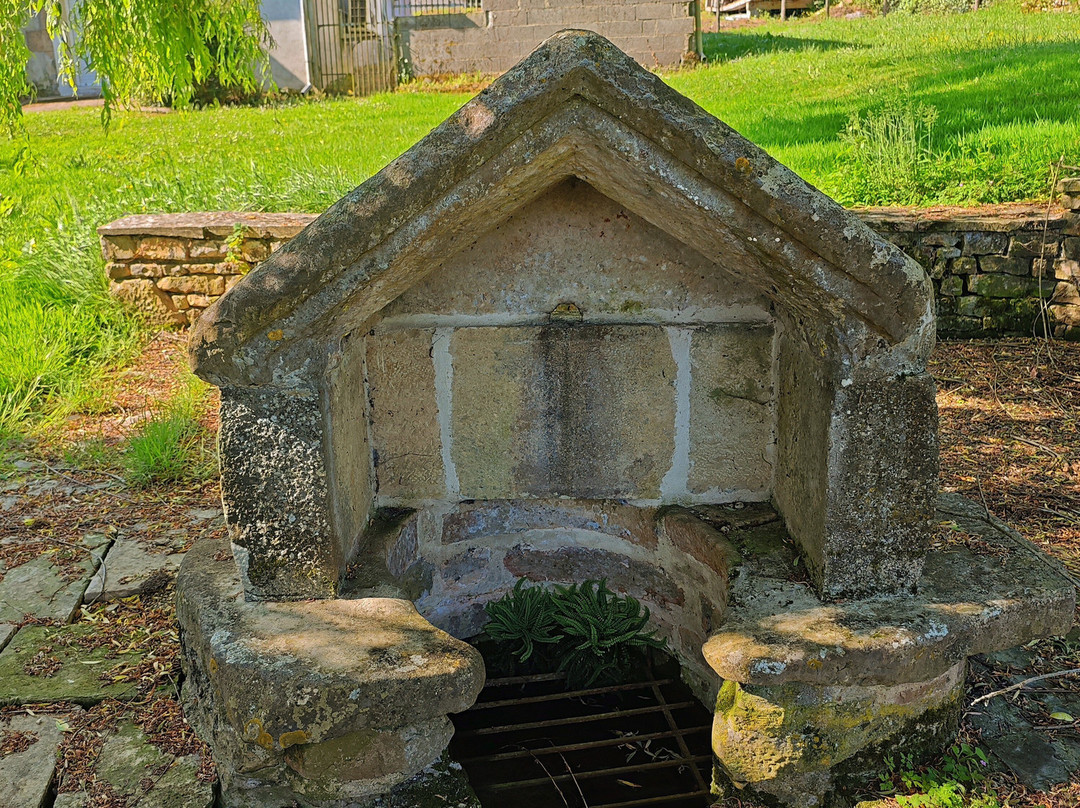 Fontaine Et Lavoir De Chey