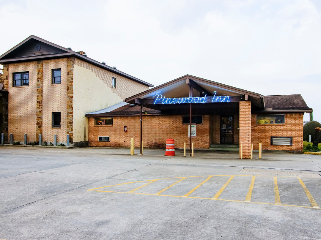 OYO Pinewood Inn & Suites Silsbee