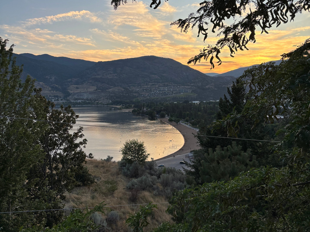 Above The Beach Guest Suites主图