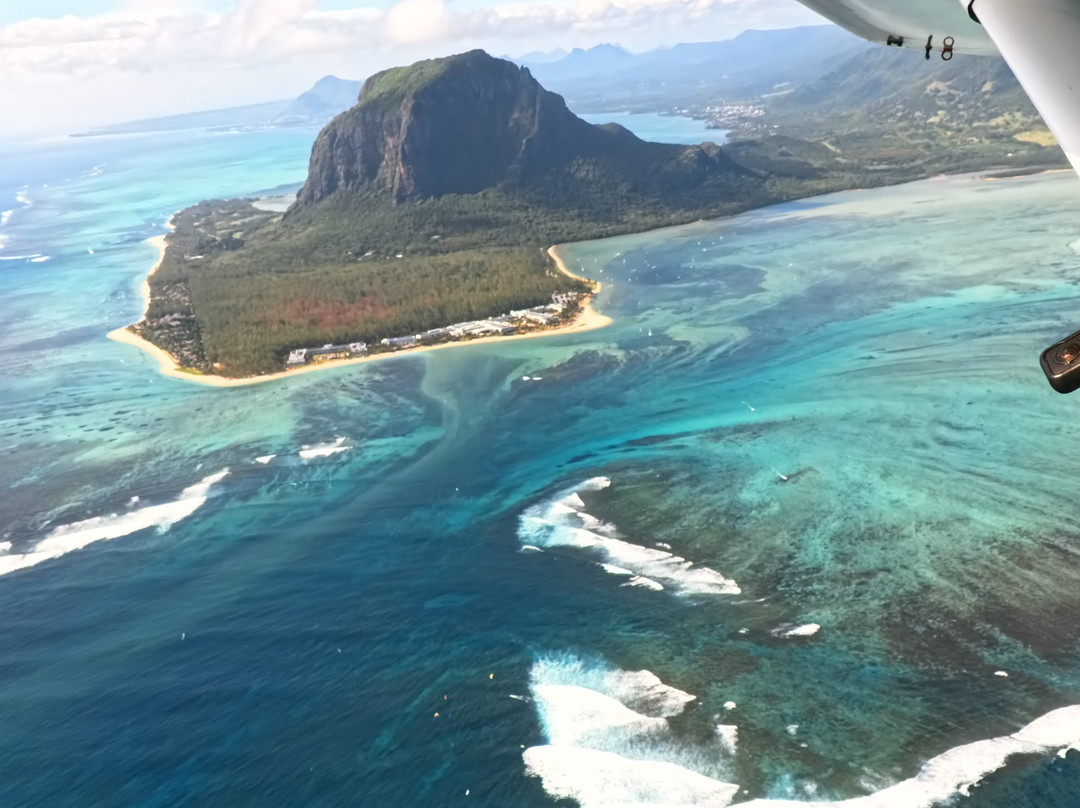Underwater Waterfall-莫纳山必去景点
