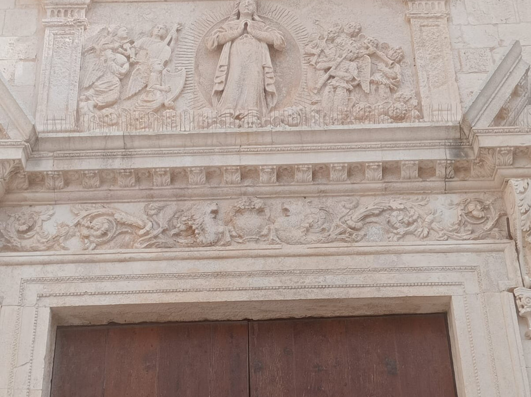 Chiesa Madre di S. Maria Assunta-波利尼亚诺阿马雷必去景点