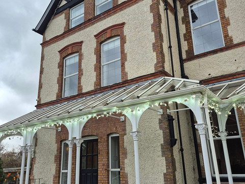 卢坎温泉酒店主图