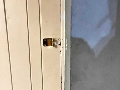 手中鸟酒店主图