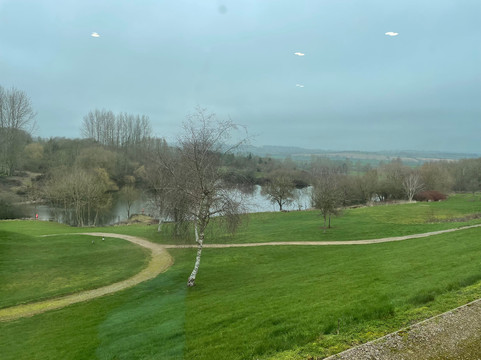 赫尔利顿湖酒店主图