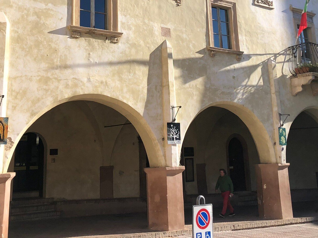 Loggiato Di Piazza Mazzini-Trevi必去景点