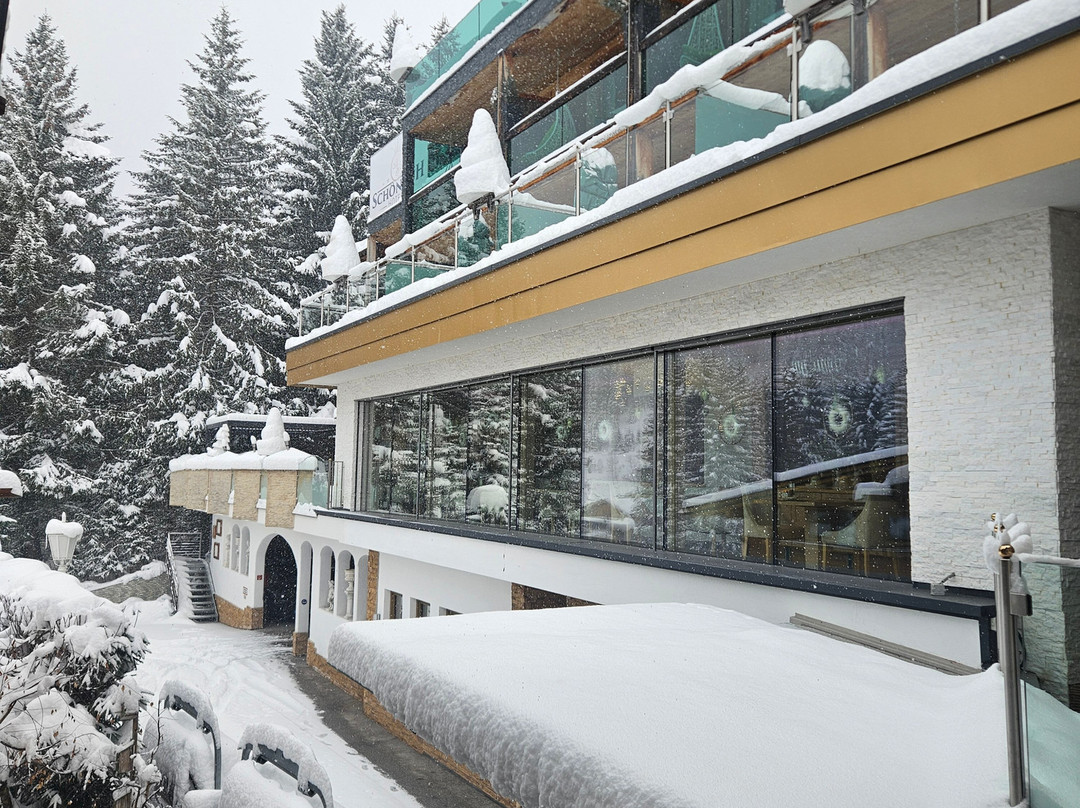 施翁鲁酒店主图