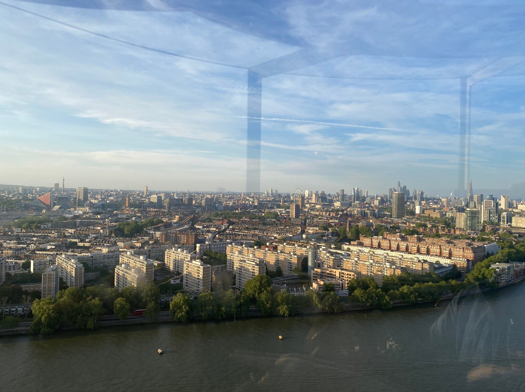 The Chimney Lift at Battersea Power Station-伦敦必去景点