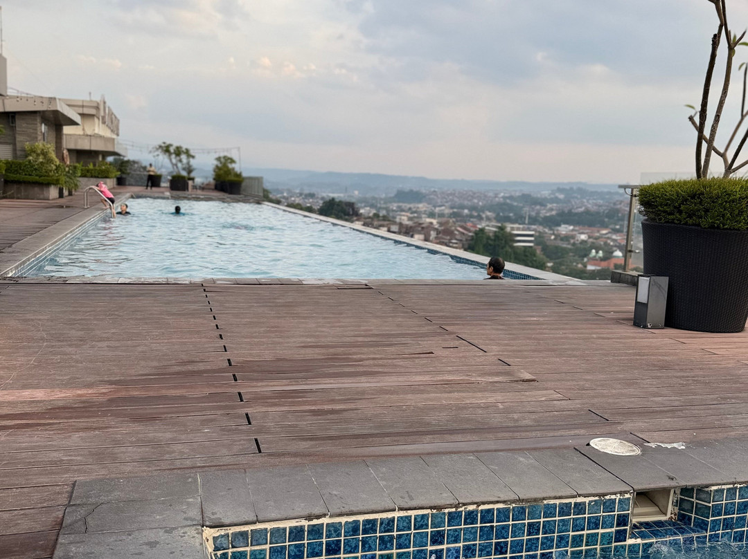 Pinnacle Apartment ( Louis Kienne )主图