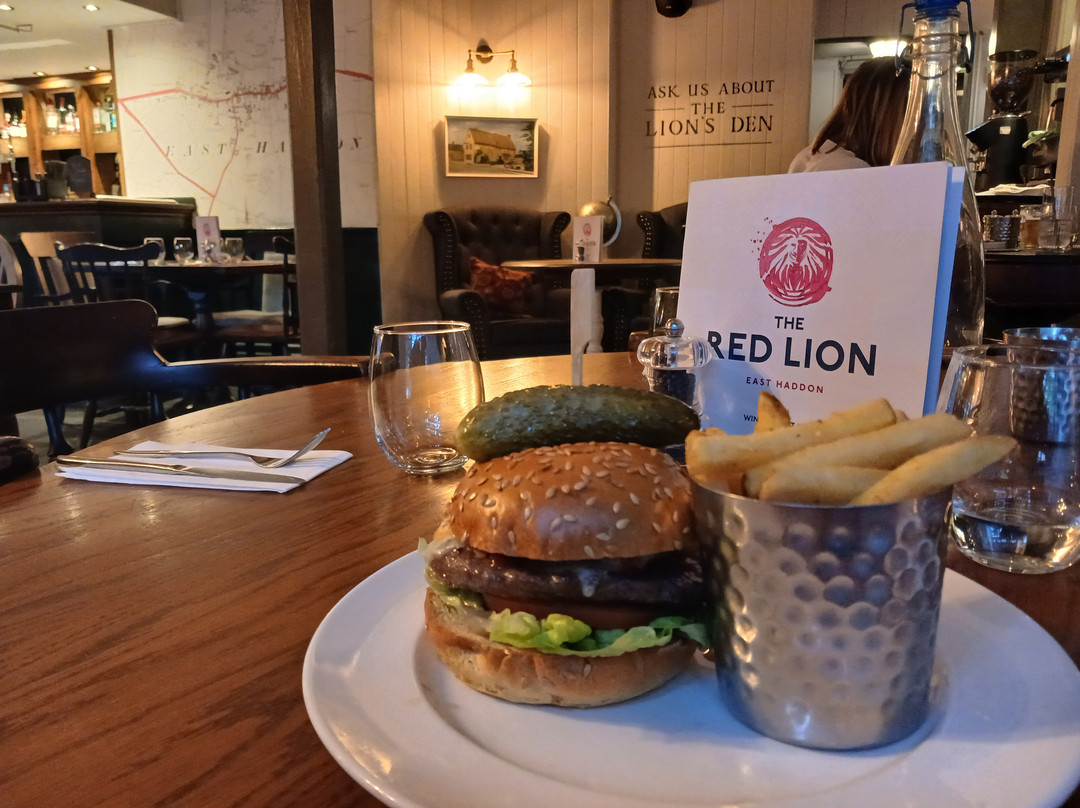 The Red Lion Hotel主图