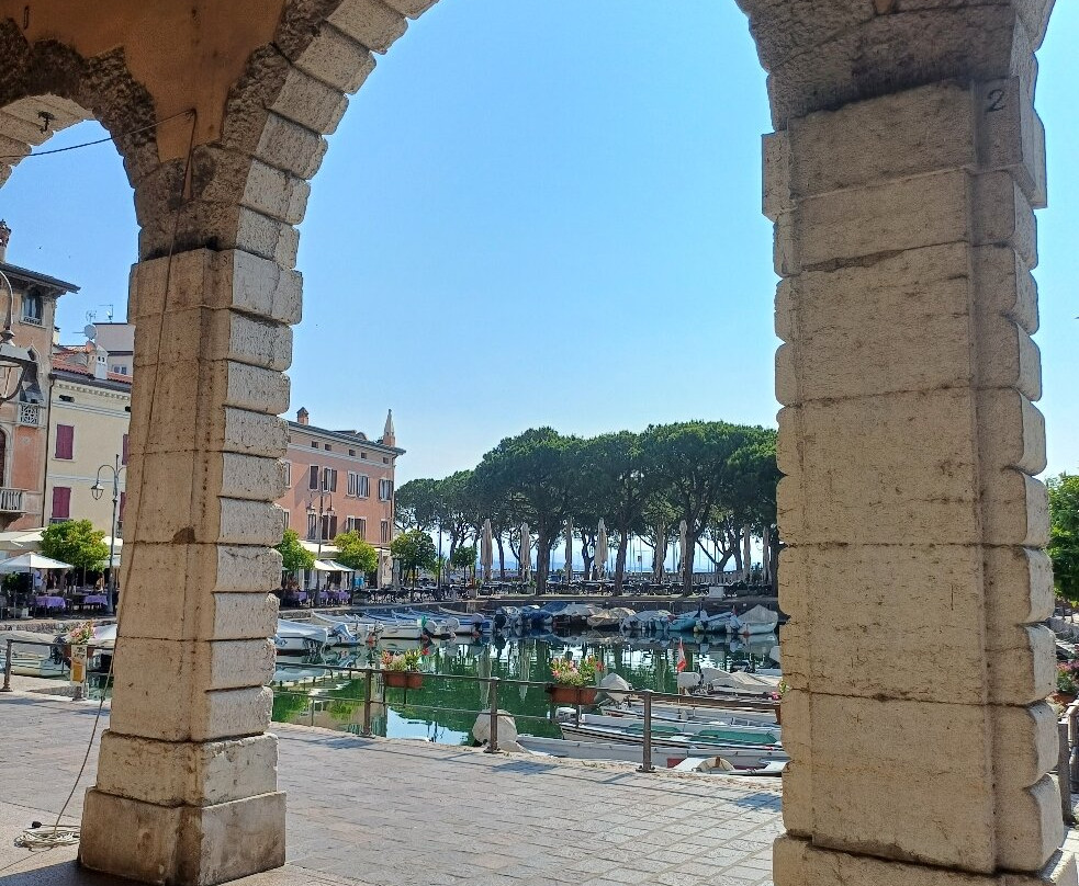 Palazzo Todeschini-代森扎诺-德尔加达必去景点