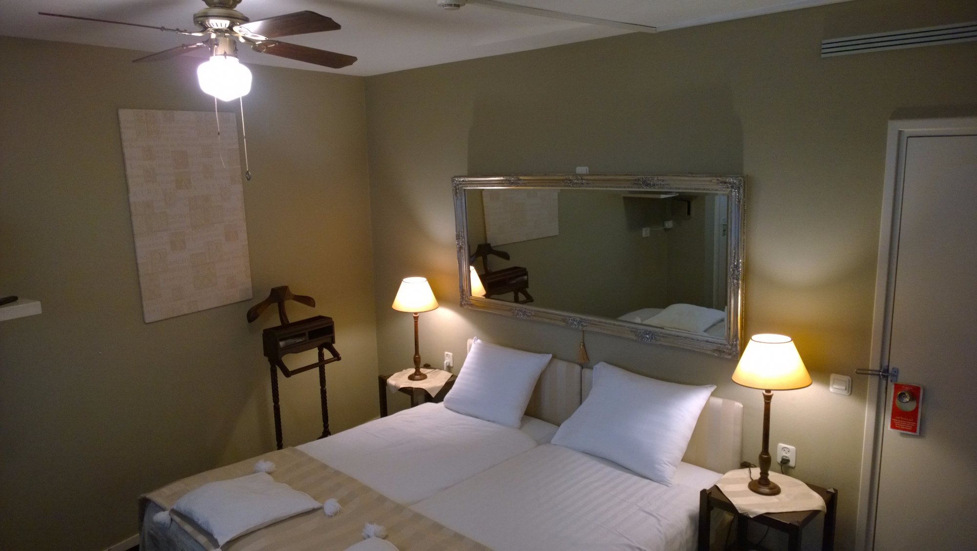 Hotel de Kroon-官方