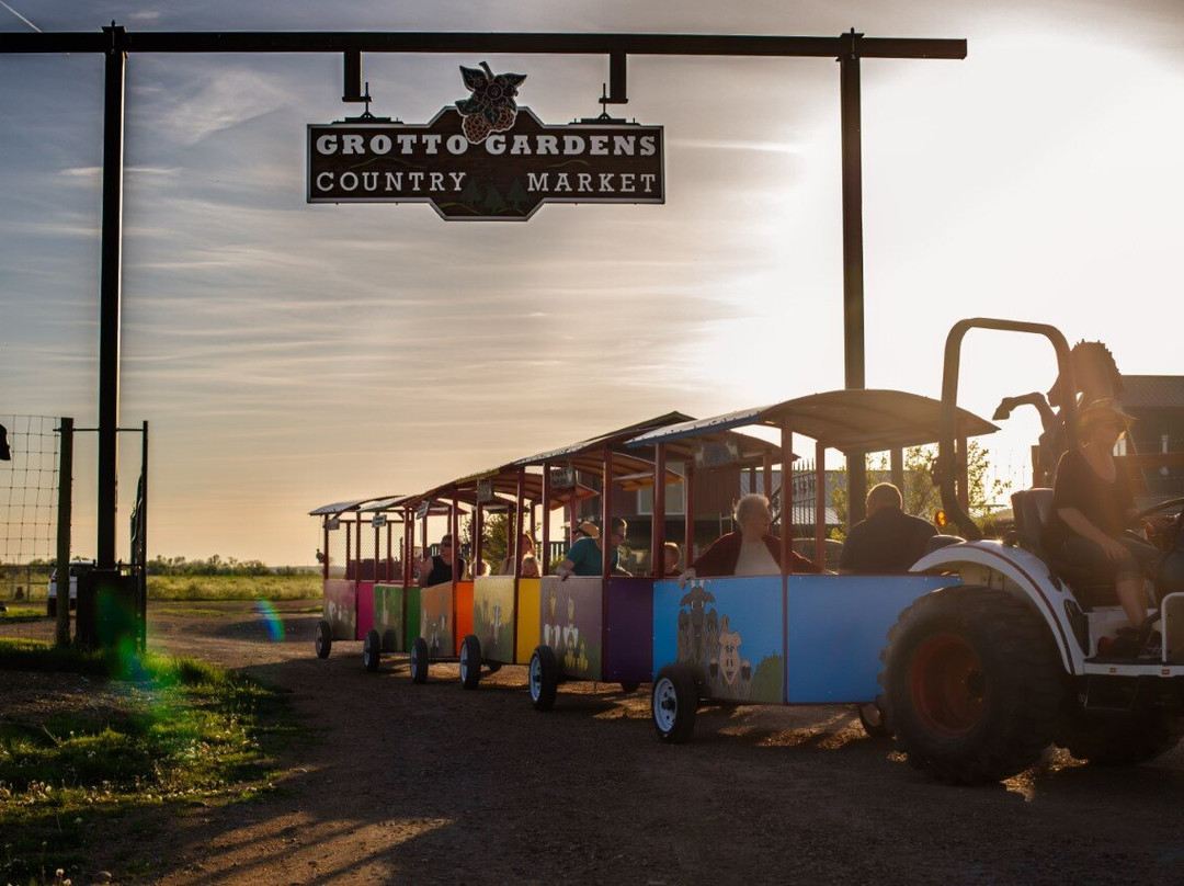 Grotto Gardens Family Fun Farm景点图片