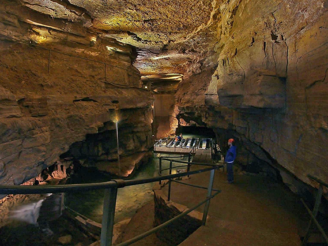 Bluespring Caverns景点图片