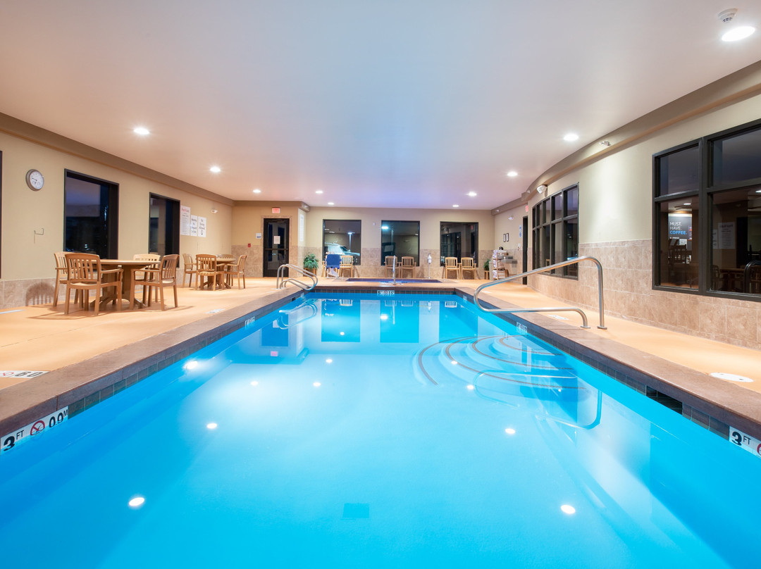 兰德快捷假日&套房酒店主图