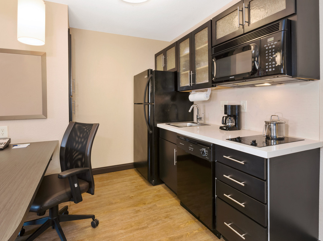 落基山烛木套房酒店主图