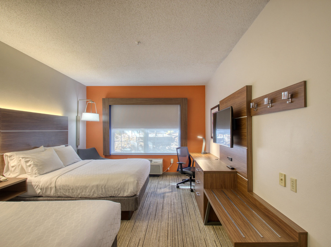 Holiday Inn Express & Suites Oshkosh-sr 41 By IHG主图