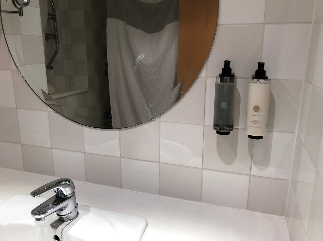 假日吉尔福德酒店主图