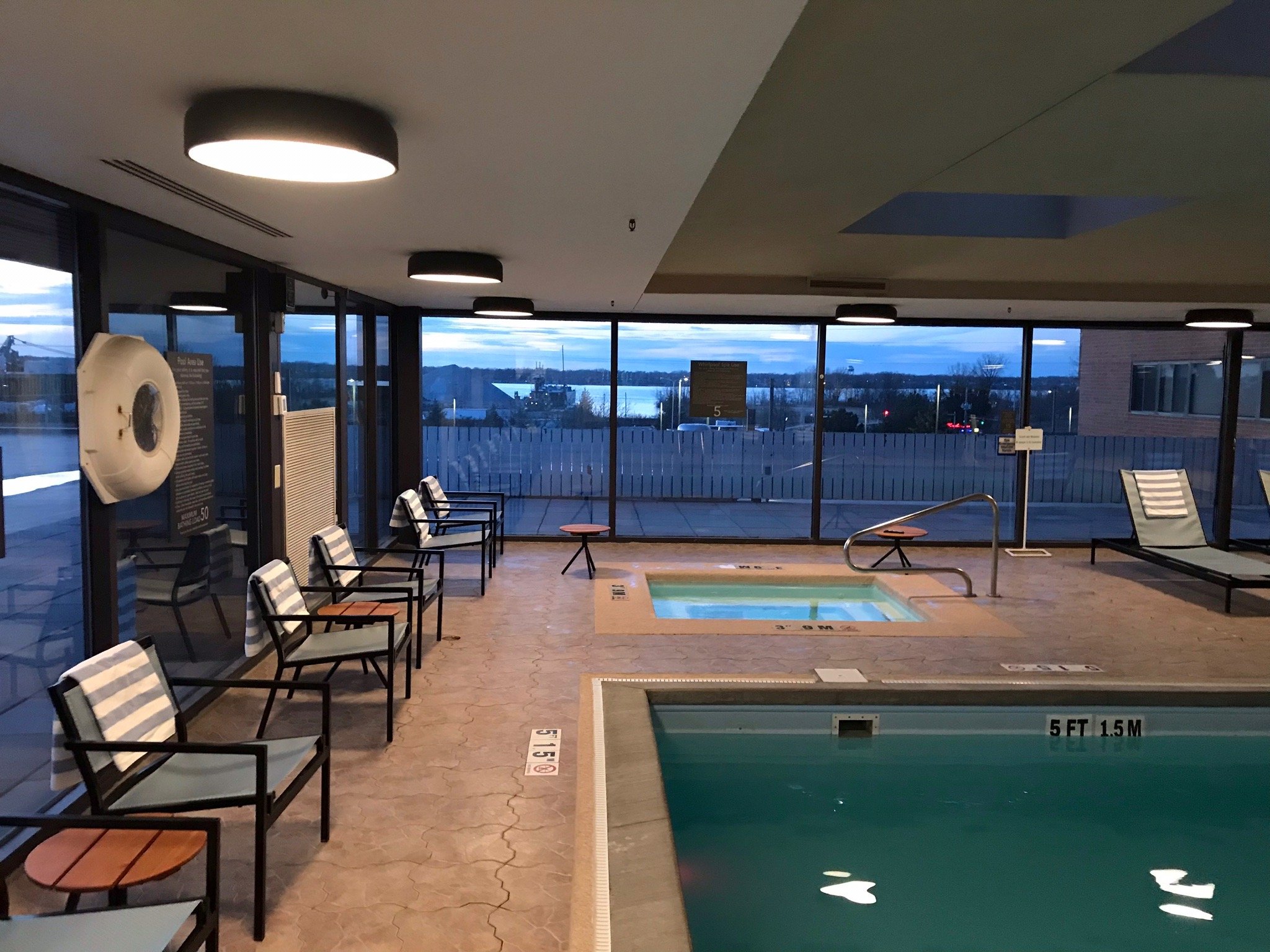Delta Hotels Muskegon Convention Center-泳池