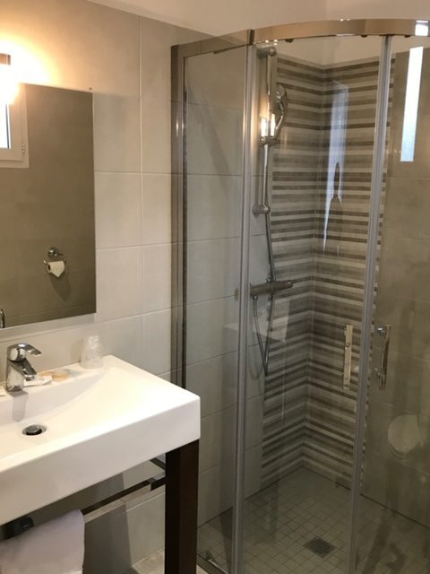 乐厄隆酒店主图