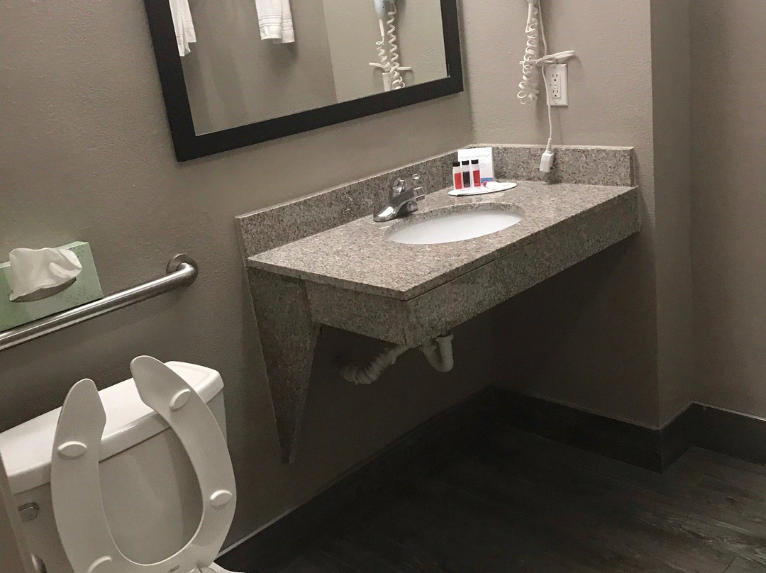 Days Inn & Suites By Wyndham Murfreesborohot Tub主图