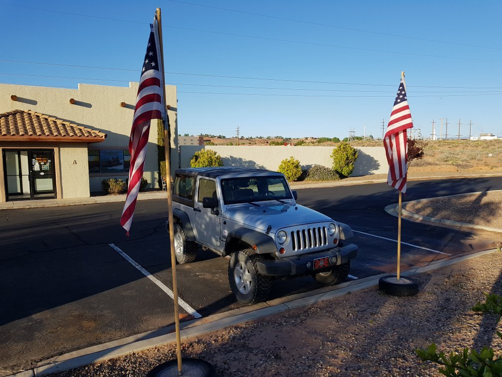 Carl's Marine & Jeep Rentals景点图片
