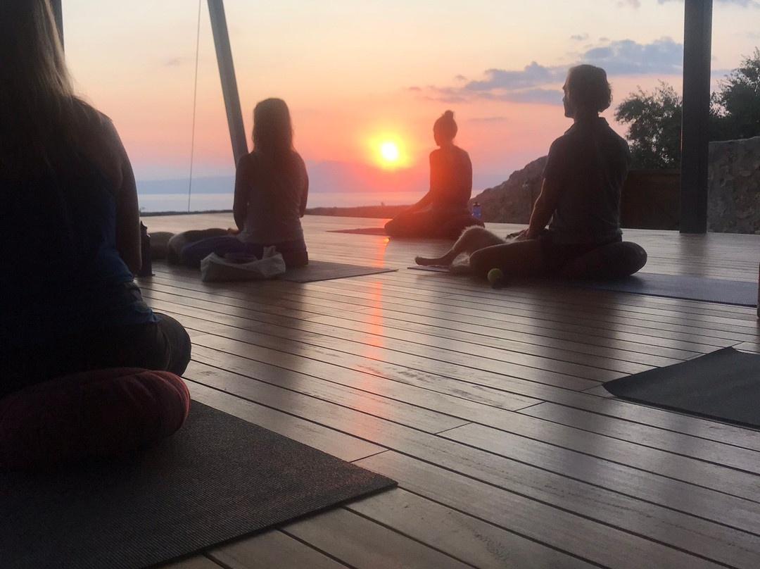 Zen Rocks Mani Retreat主图