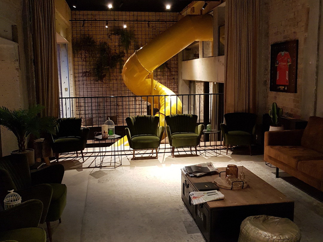 Upstairs Hotel主图