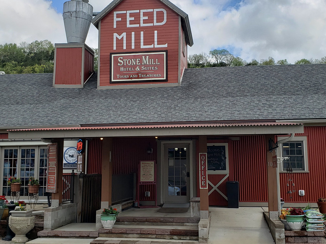 Stone Mill Hotel & Suites主图