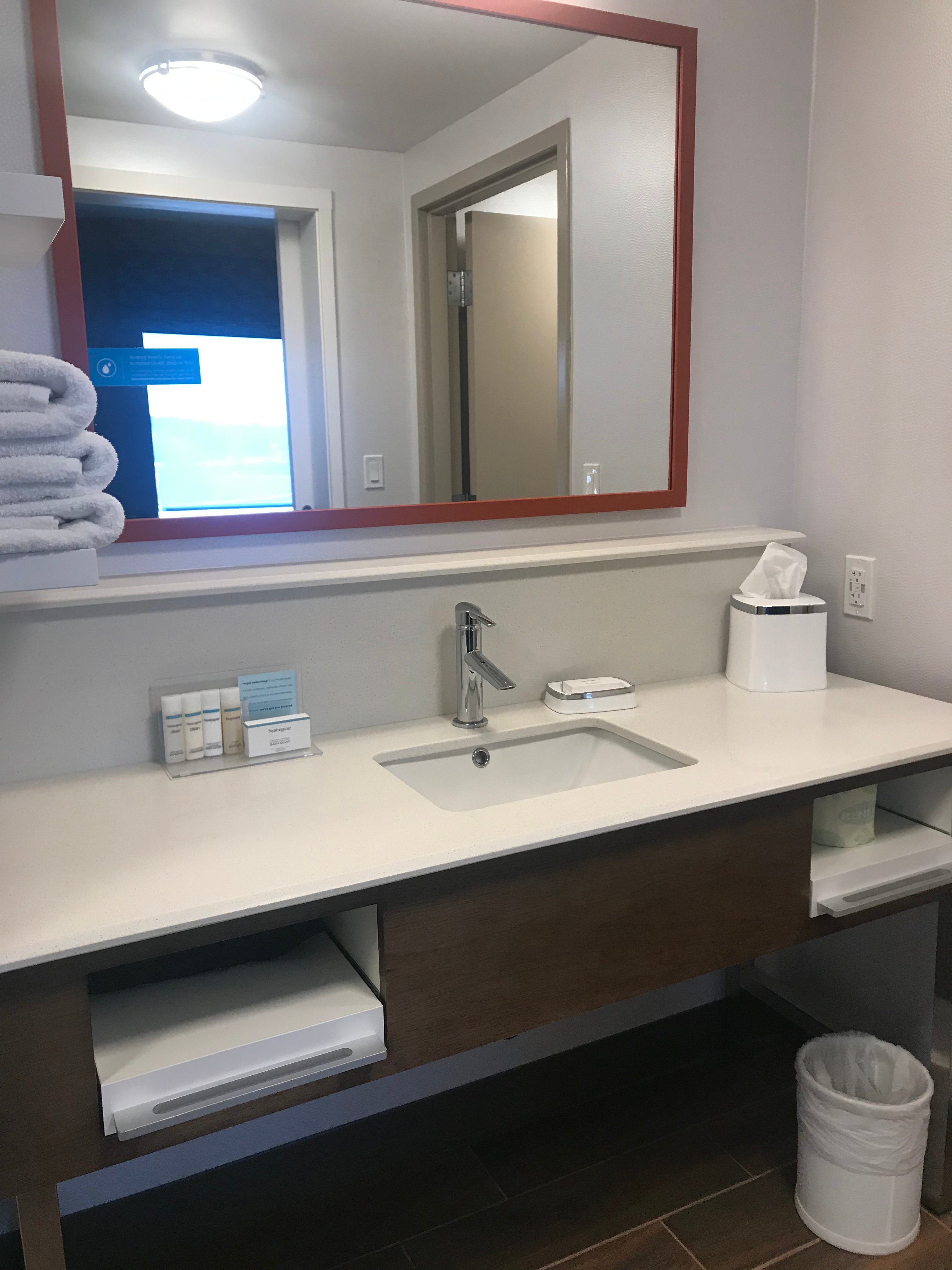 Hampton Inn & Suites Menomonie-浴室