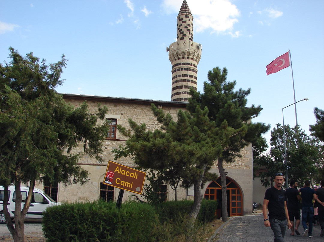 Alacalı Cami