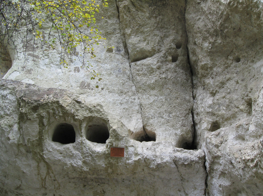 Bakota/ Submerged Settlement and Remains of Ancient Cave Monastery景点图片